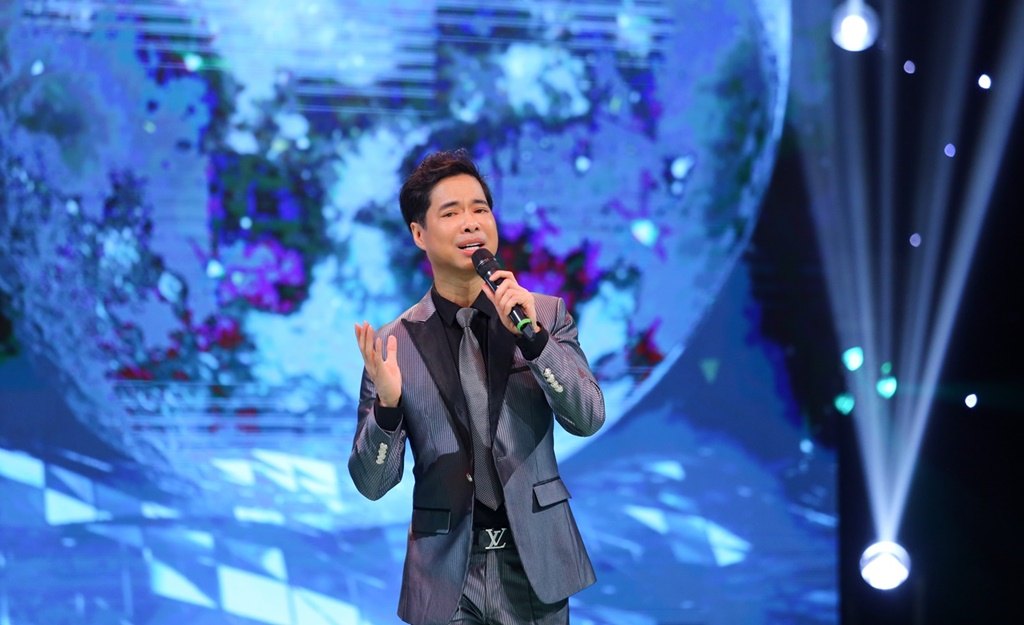 Danh ca Ngọc Sơn rơi nước mắt hát Tình mẹ đêm thi chủ đề “Tình mẫu tử”