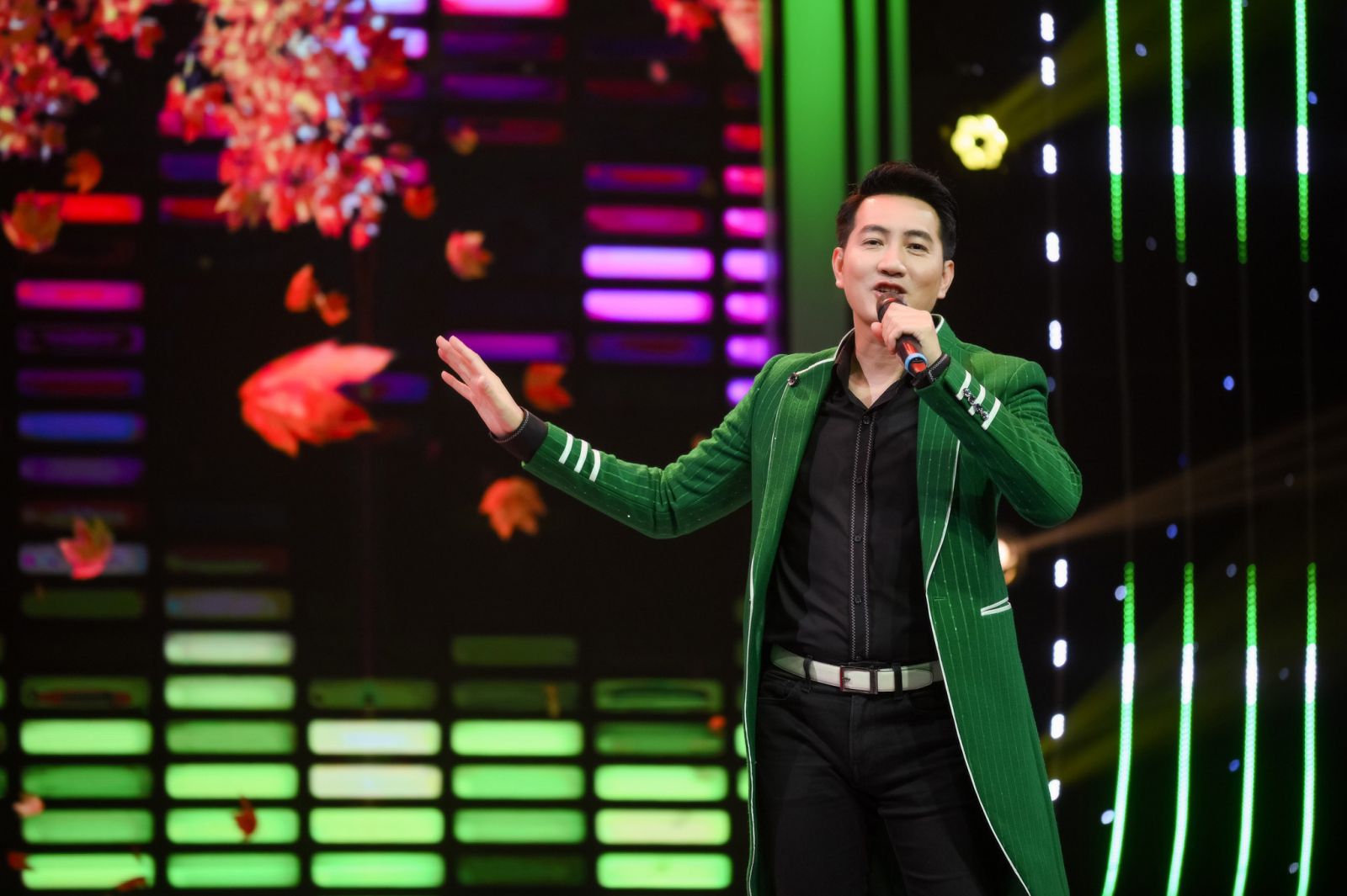 Nguyễn Phi Hùng “tạm hoãn yêu” dù có nhiều rung động