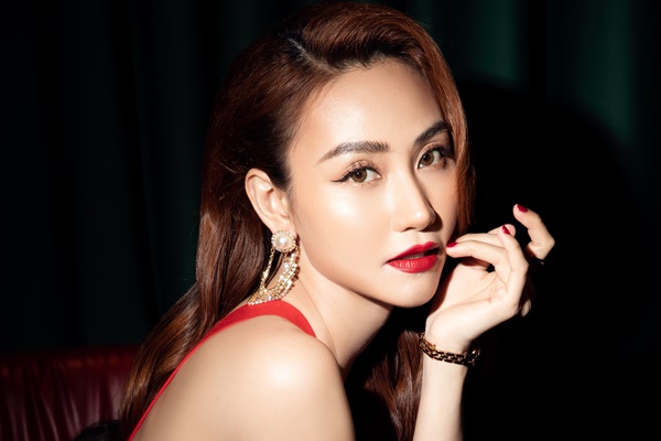 Ngân Khánh tái xuất, gương mặt sau 4 năm gây bất ngờ hơn cả