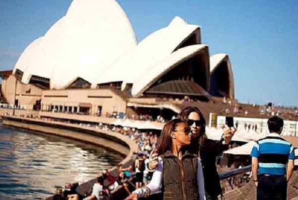 Câu chuyện đằng sau những chiếc khẩu trang – Nữ bác sĩ Úc lần đầu chia sẻ về trận chiến chống Covid-19