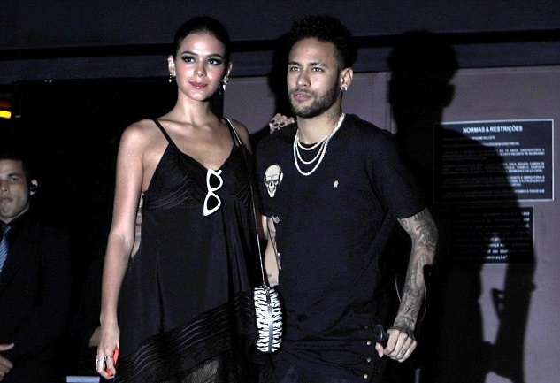 Neymar ăn chơi, bao giờ mới được như Ronaldo và Messi?