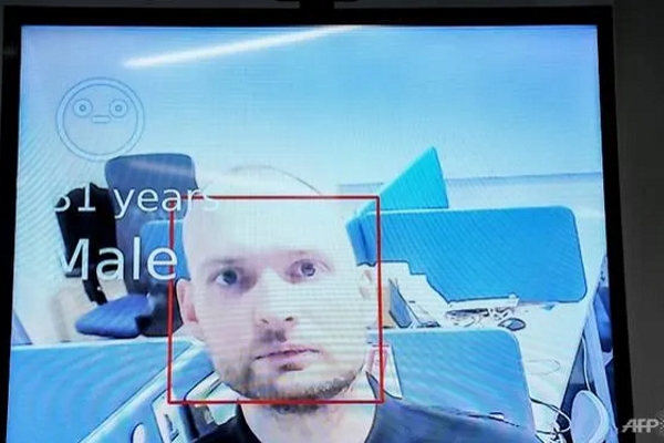 Nga giám sát người cách ly bằng AI