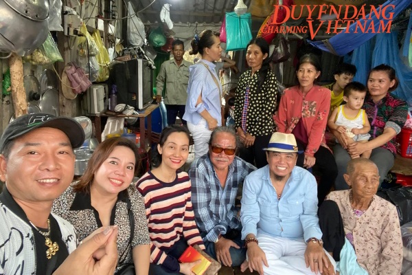 NSƯT Hạnh Thuý, Hồng Tơ đến với xóm “Việt kiều” nghèo trên sông