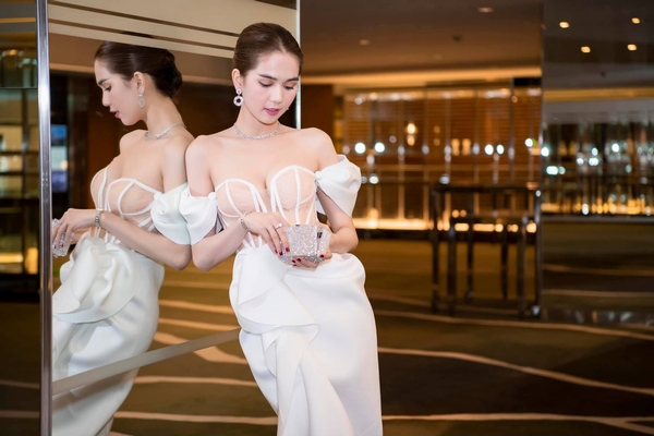 Ngọc Trinh “thách thức thị giác” trong khoảnh khắc mới nhất tại Hàn Quốc