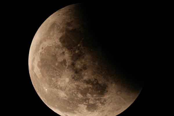 Ngắm ‘trăng máu’ tuyệt đẹp ở làng biển Nam Định