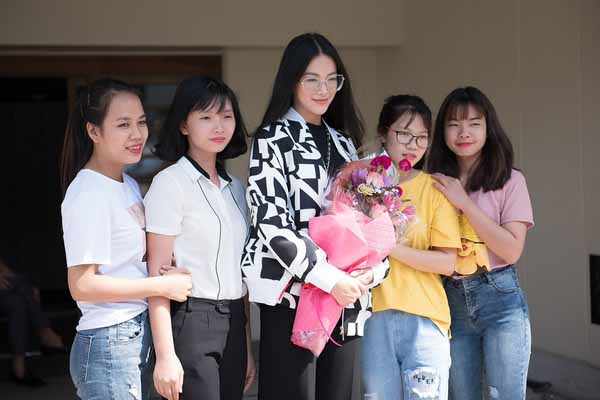 Miss Earth Phương Khánh mặc kín đáo sang Nhật Bản