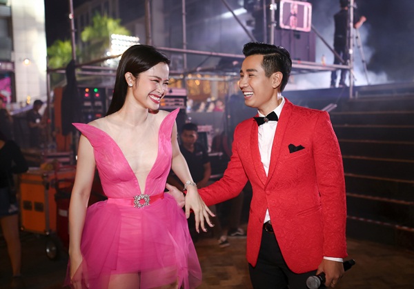 Nguyên Khang gật đầu khi Đông Nhi mời làm MC đám cưới với Ông Cao Thắng