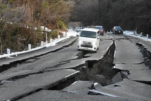 Nhật chạy đua cứu người mắc kẹt, số người thiệt mạng tăng lên