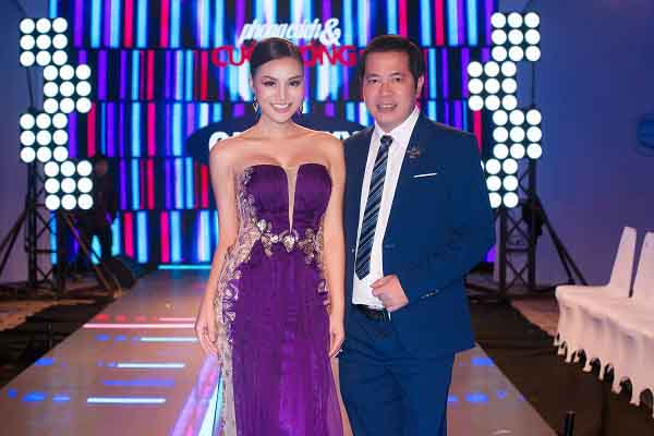 Nữ Hoàng sắc đẹp Trần Huyền Nhung thướt tha quyến rũ trong sắc tím tại sự kiện