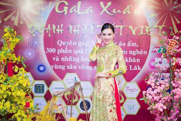 Nữ Hoàng sắc đẹp Trần Huyền Nhung rạng rỡ xuất hiện ‘Vedette’ trong đêm Gala Xuân