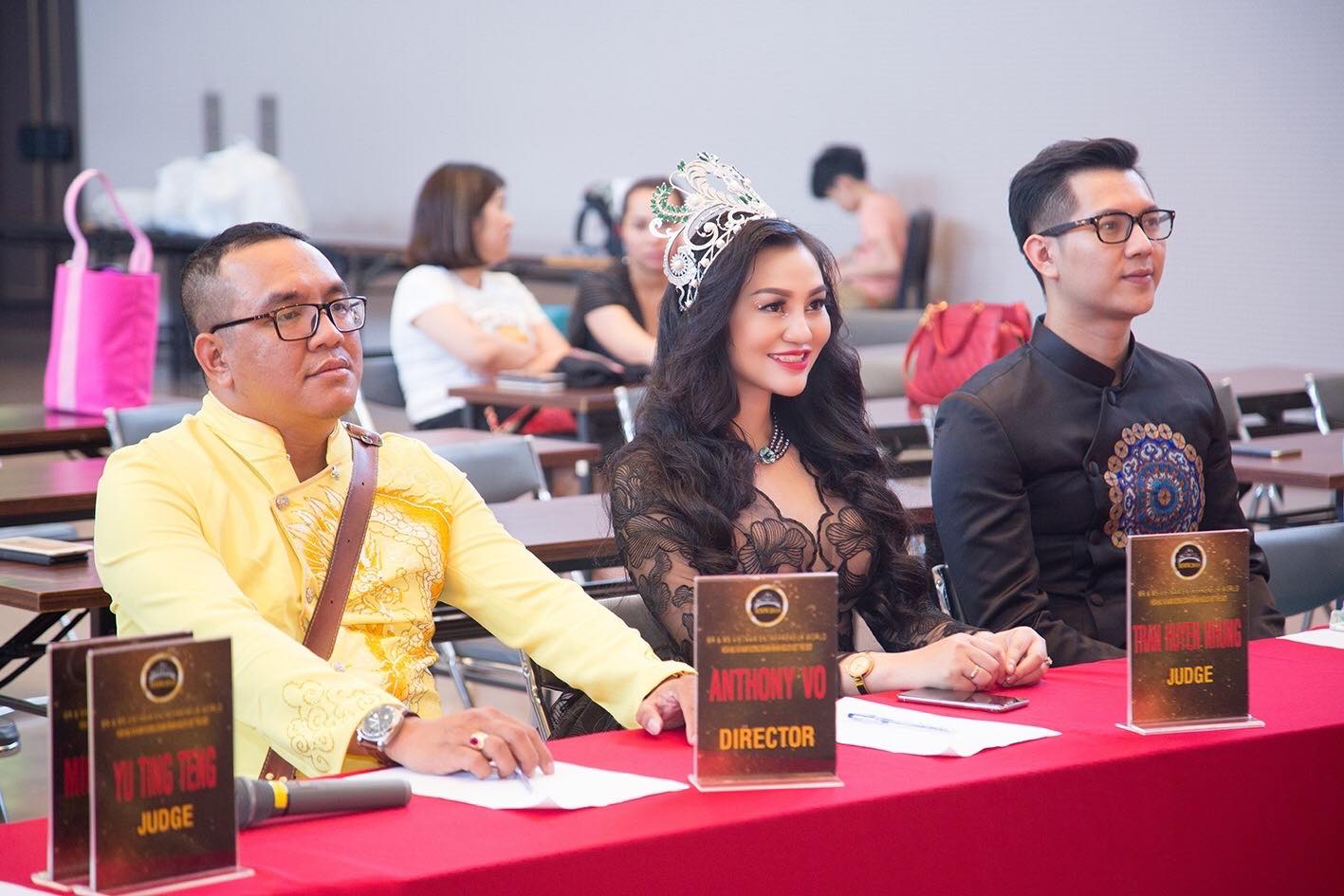 Nữ Hoàng Trần Huyền Nhung ngồi ghế nóng tại cuộc thi hoa hậu và Nam vương Doanh nhân thế giới