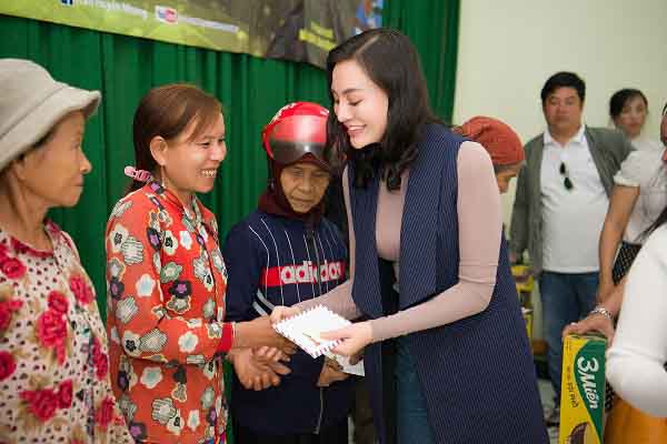 Nữ Hoàng sắc đẹp Trần Huyền Nhung với Mr & Ms International Business hành trình thiện nguyện tại Sơn Hoà, Phú Yên
