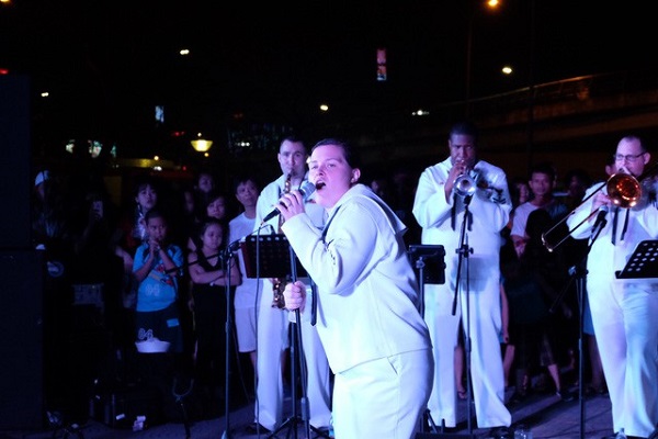 Hạm đội 7 Hải quân Mỹ hát ‘Nối vòng tay lớn’ ở Đà Nẵng