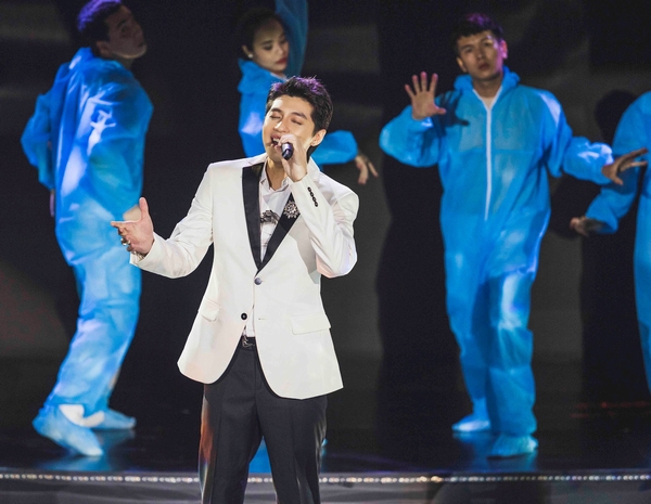 Noo Phước Thịnh được trao kỷ niệm vì những đóng góp tích cực phòng chống Covid-19 