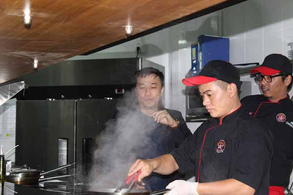 Xem đầu bếp làm món Ý tại nhà hàng PastaMania đầu tiên ở Việt Nam