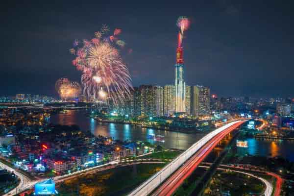 Xem pháo hoa mừng Quốc khánh từ khách sạn cao nhất Đông Nam Á