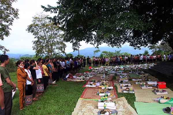 Người Thái lên núi cúng cổ thụ