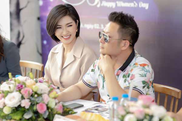 Nguyễn Hồng Nhung bật khóc: ‘Khán giả đưa ảnh sex so sánh khi tôi đang hát’