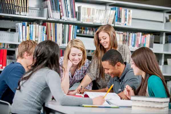 Khi đồng nghiệp bị sa thải, người ở lại nên làm gì ?