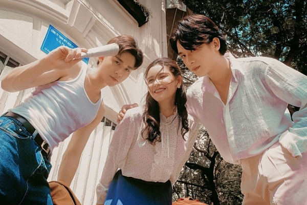 Trương Quỳnh Anh ngọt ngào cùng trai lạ  