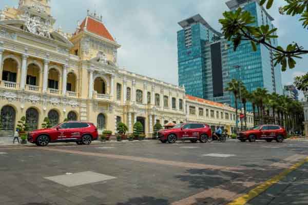 Mãn nhãn ngắm dàn xe VinFast Lux lăn bánh khắp TP.HCM và miền Đông Nam Bộ