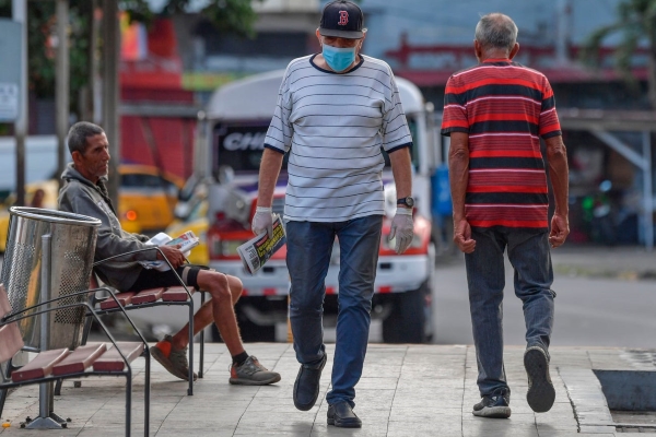 Phụ nữ và đàn ông thay phiên nhau ra ngoài để phòng Covid-19