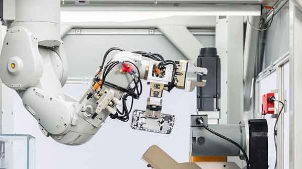Robot tháo rời 200 chiếc iPhone mỗi giờ của Apple