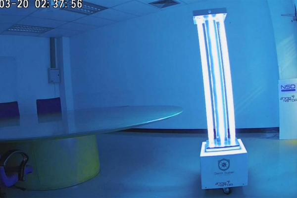 Robot diệt virus và mầm bệnh bằng tia UV