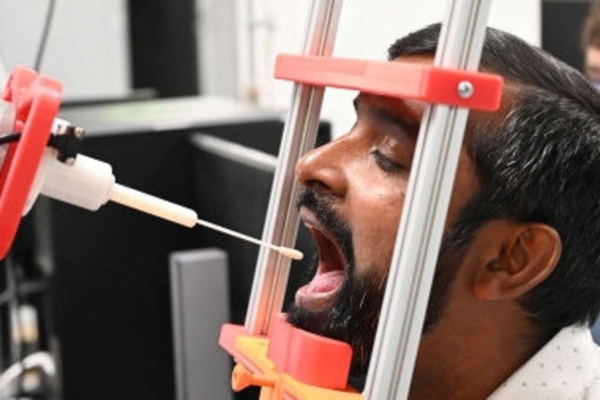 Dùng robot lấy mẫu xét nghiệm Covid-19