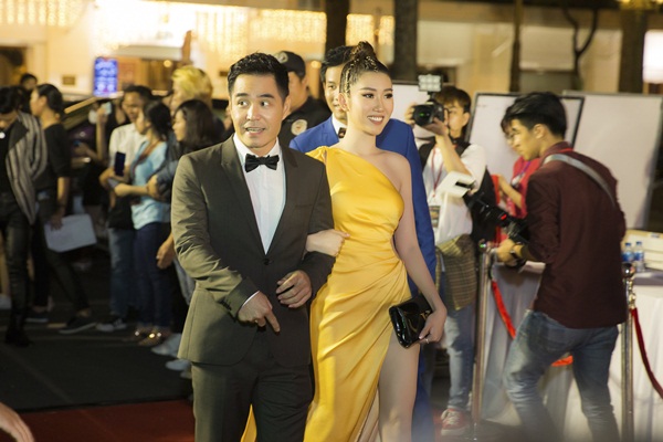 Trung Dũng, Thúy Ngân nắm tay không rời giữa tin đồn tình cảm