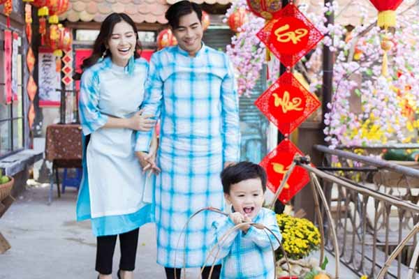 ‘Soái ca nhí’ nhà Thanh Bình, Ngọc Lan chụp ảnh Tết sành điệu bên ba mẹ