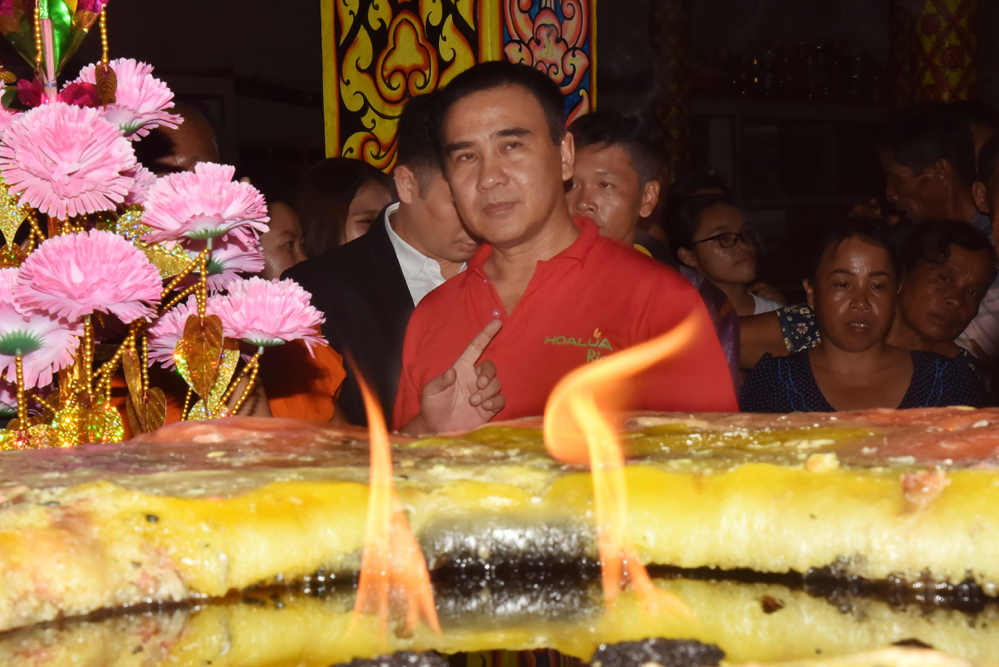 Quyền Linh và bức tượng quý ở khu du lịch Sóc Trăng