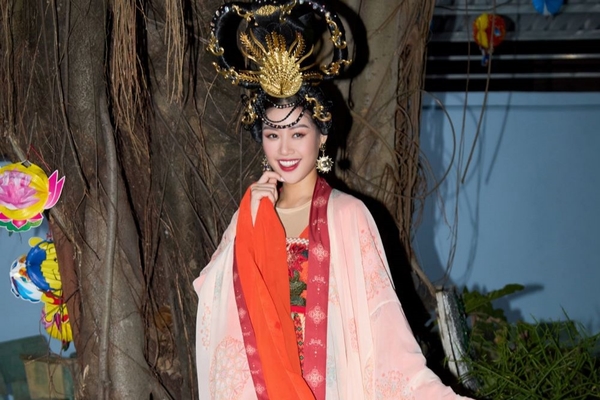 Hoa hậu Khánh Vân hóa chị Hằng xinh đẹp bên cạnh các bạn nhỏ 