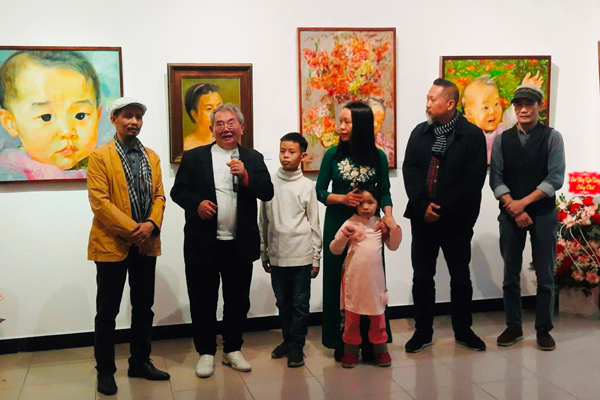 Phong cảnh miền núi qua triển lãm tranh ‘Sắc màu’ của một gia đình họa sĩ