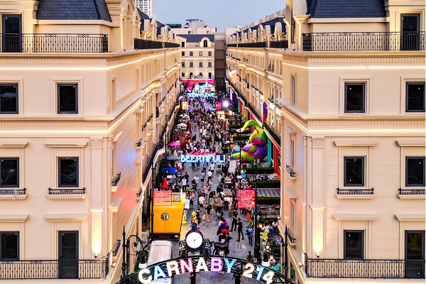 Khu phố mới giữa lòng Hà Nội mang đậm chất châu Âu thu hút rất đông giới trẻ