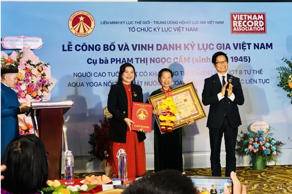 Cụ bà 80 tuổi trở thành kỷ lục gia cao tuổi nhất ở môn Aqua Yoga Việt Nam