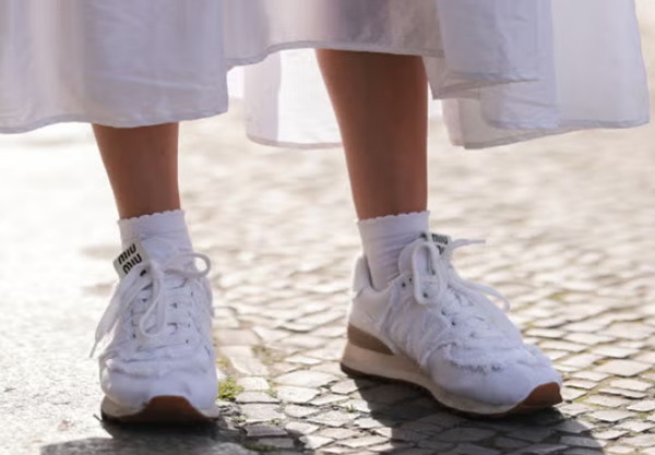 4 cách phối đầm và giày thể thao trong mùa hè năm nay