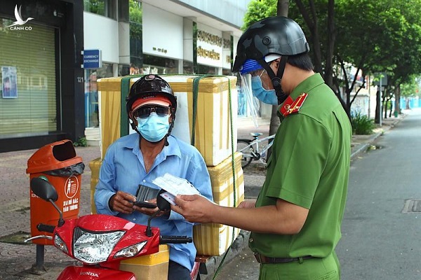 Shipper ở TP.HCM phải đăng ký hoạt động, đeo thẻ, có thể từ chối hàng không thiết yếu