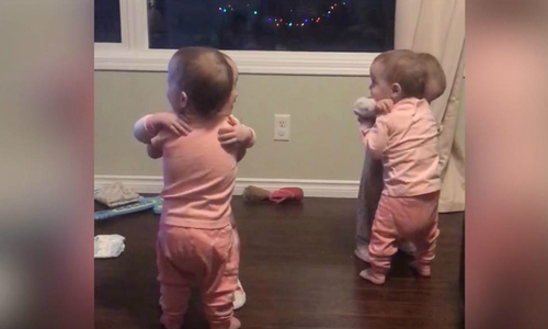 Những cô bé sinh tư không ngừng ôm nhau: Video ngọt ngào trong ngày