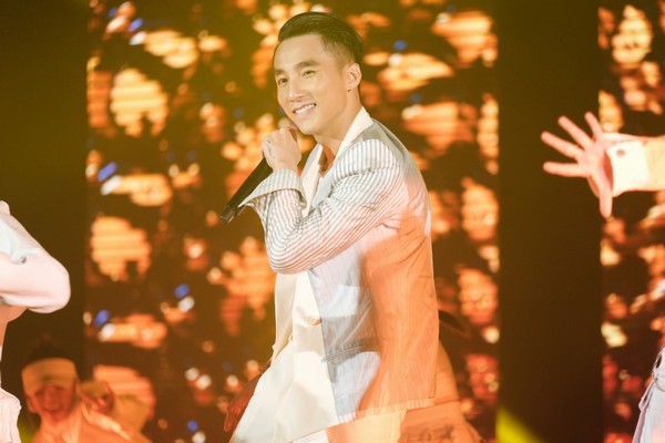 Sơn Tùng M-TP vừa thông báo sẽ giao lưu trực tiếp, fan nô nức đặt vé kín rạp