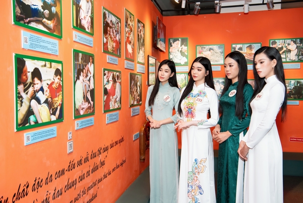 Thí sinh Miss Grand Vietnam 2023 bật khóc khi nghe chuyện thời chiến