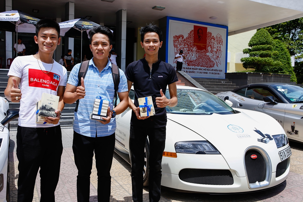 Hàng ngàn cuốn sách quý đã trao tay thanh niên miền Trung nắng gió