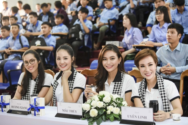 Hoa hậu Hương Giang: “Người có chí cả vĩ đại mới tặng sách quý cho mọi người”