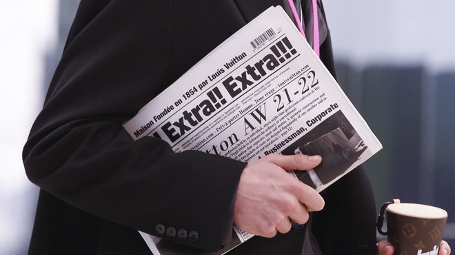 Độc đáo chiếc túi Louis Vuitton in hình tờ báo giá 50 triệu đồng
