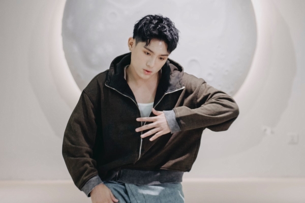 GREY D gây bão với vũ đạo ‘lười’ và ‘đơ’