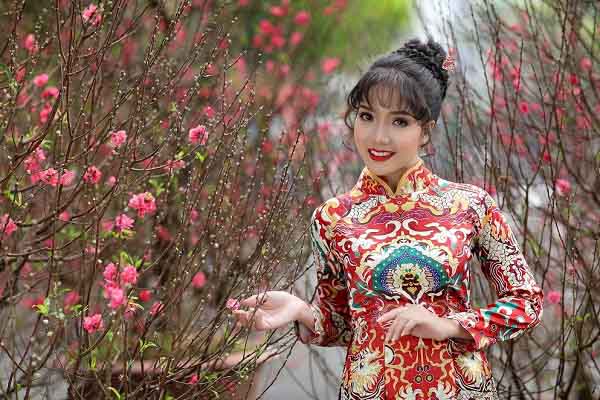 ‘Sầu nữ’ Thúy Huyền dịu dàng trong trang phục áo dài đón xuân