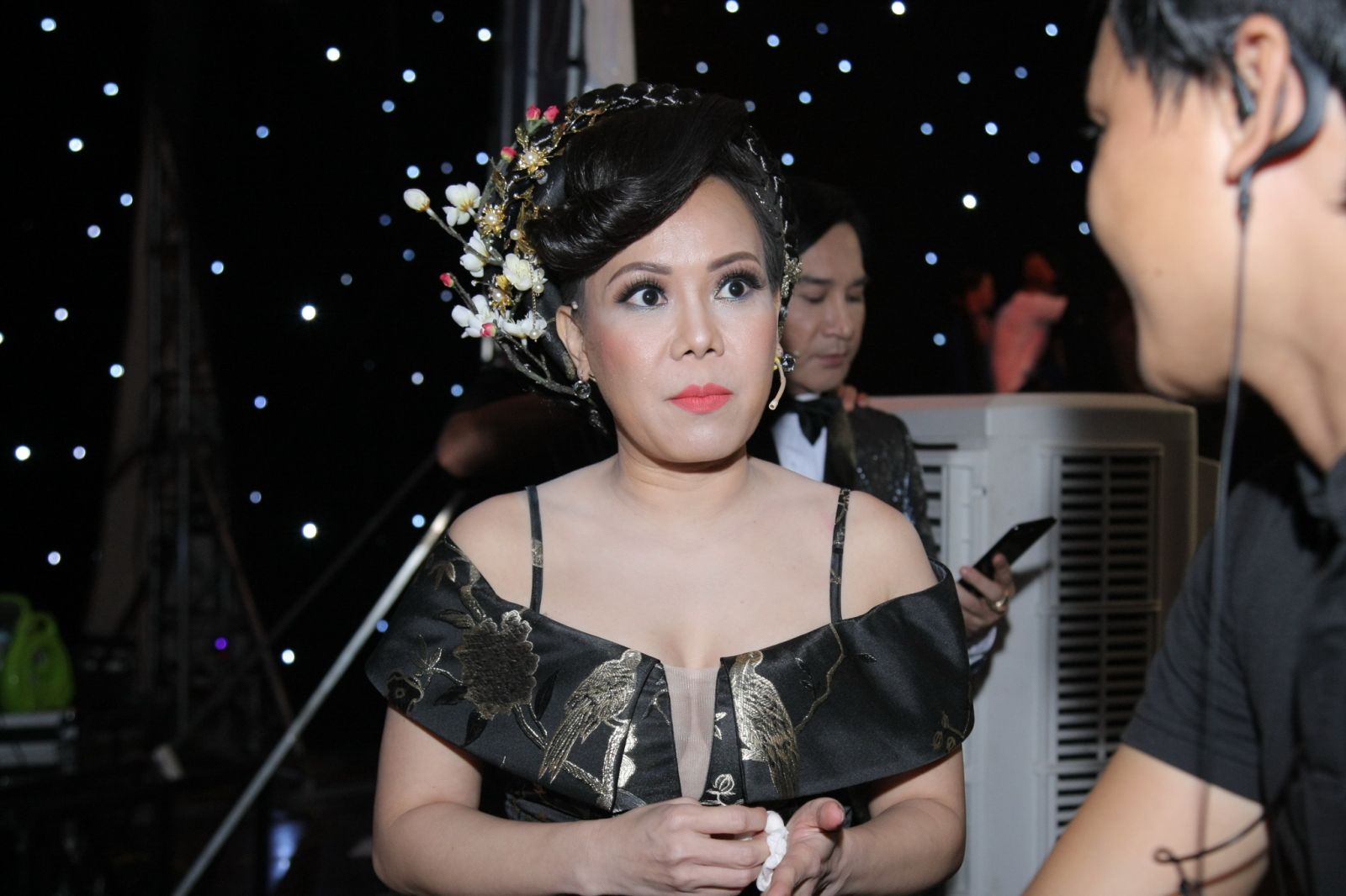 Việt Hương bị fan nhí vây quanh xin chữ ký