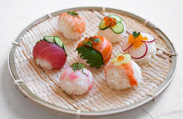 Gen Z Việt ‘làm mới’ sushi: Ăn đẹp, quay xịn, viral cực mạnh