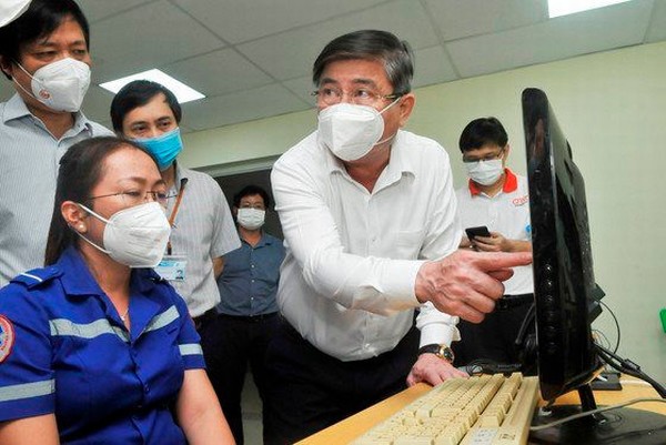 Chủ tịch UBND TP.HCM: Tuyệt đối không được chậm trễ vận chuyển bệnh nhân COVID-19
