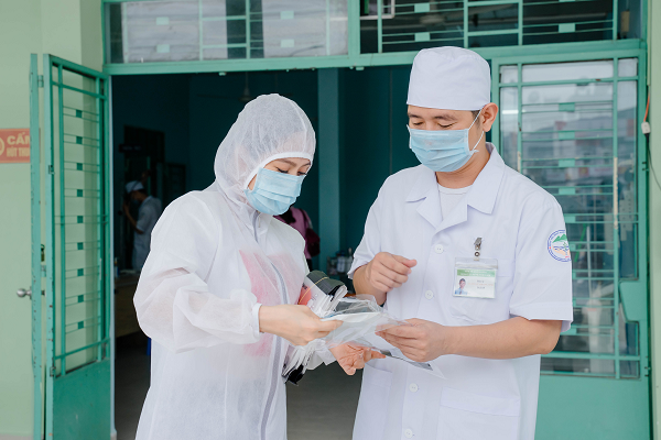 Thanh Thúy mang nước sạch đến khu vực bị cách ly bởi Covid-19